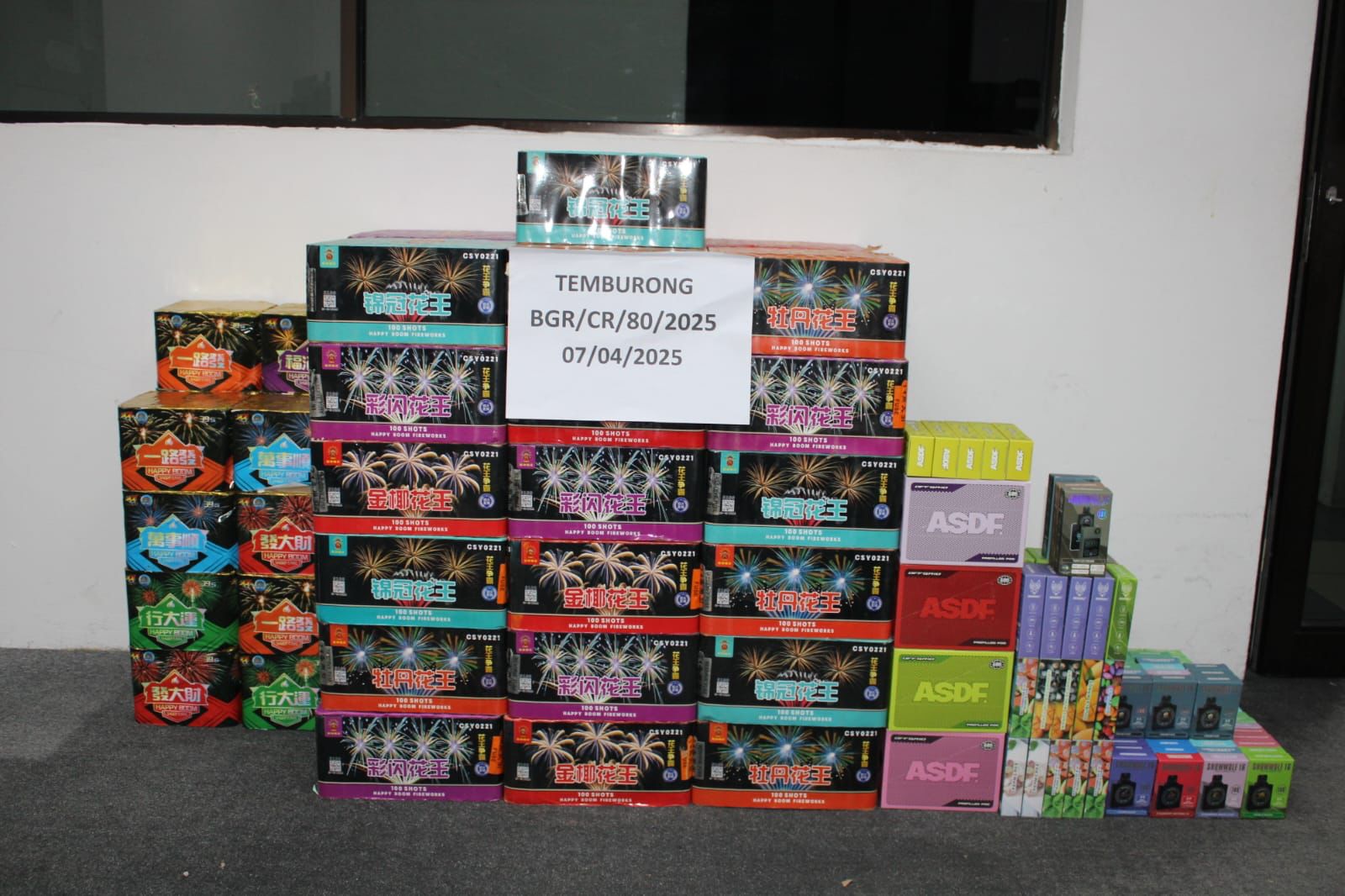 barang tegahan vape dan bunga api 4.jpg