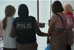 DUA WANITA ASING DIBERKAS