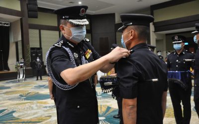 21 PEGAWAI DINAIKKAN DAN DITETAPKAN PANGKAT