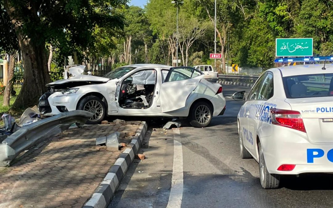 PEMANDU MAUT DALAM KEMALANGAN SENDIRI