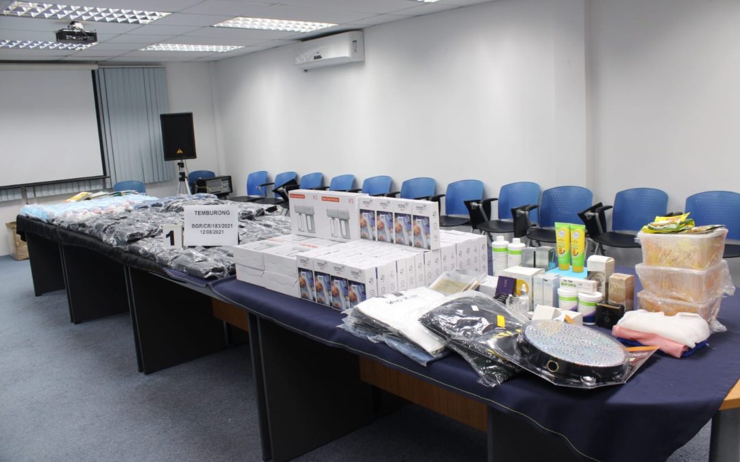 2 DITAHAN KERANA MEMBAWA BARANG-BARANG TIDAK DIISYTIHARKAN